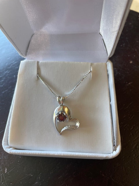 Garnet heart w/ 5mm pendant